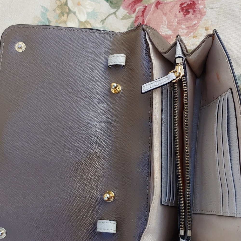Marc Jacobs Tan and Brown Saffiano Leather Fold Clutch Wallet - Picture 7 of 17